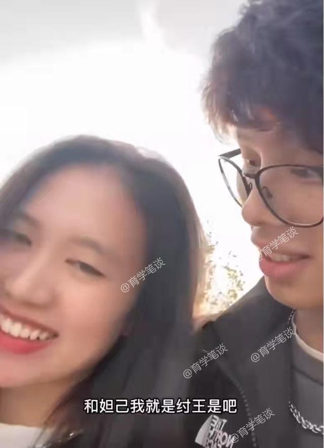 江苏某大学男生花式表白火了，跪错女生后回应：妲己和纣王圆满了