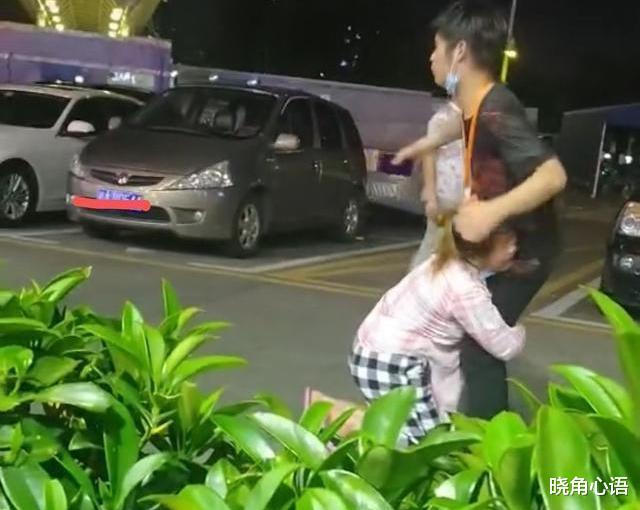 晓角心语|深圳街头情侣互跪抱头痛哭，原因还是天价彩礼：岳母有权要30万吗