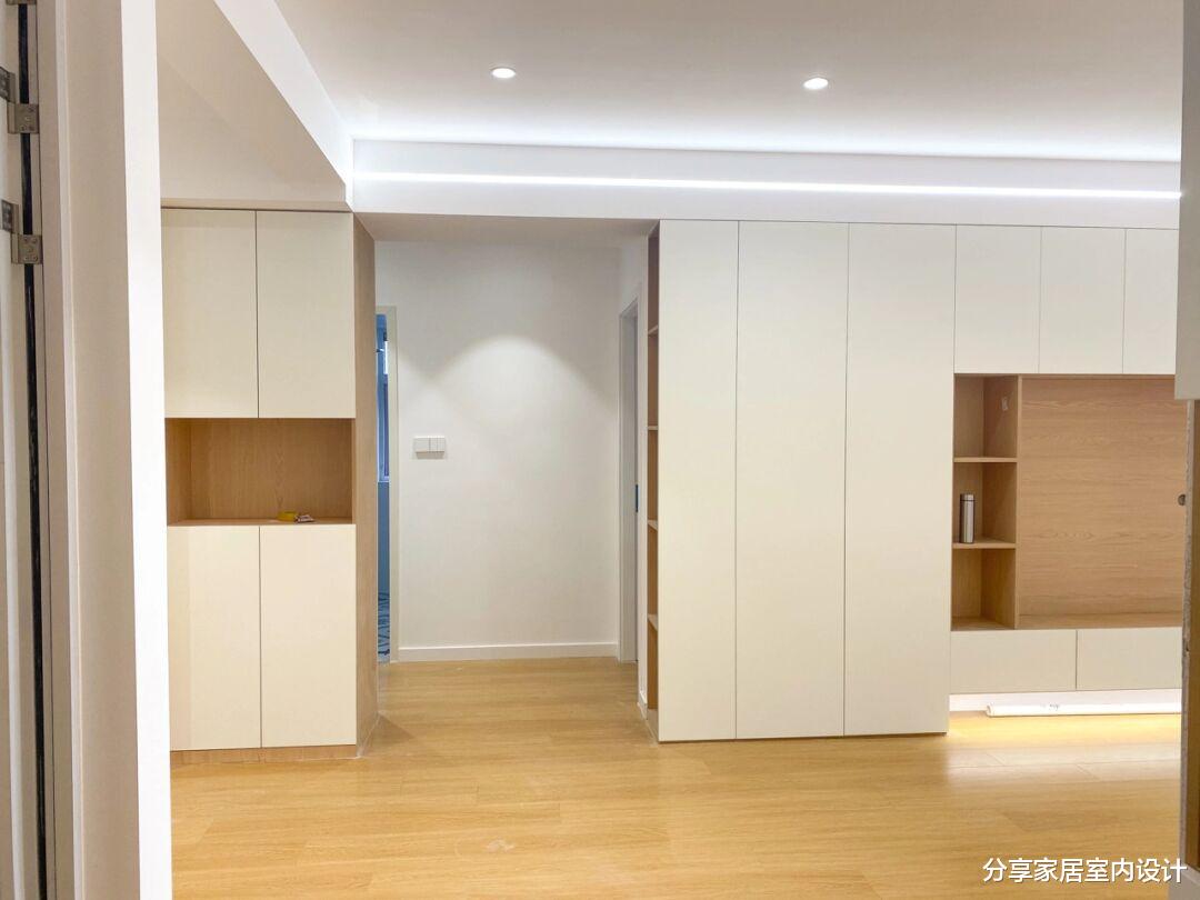 她家装修日式原木风，定制的柜子非常喜欢，电视墙很实用！