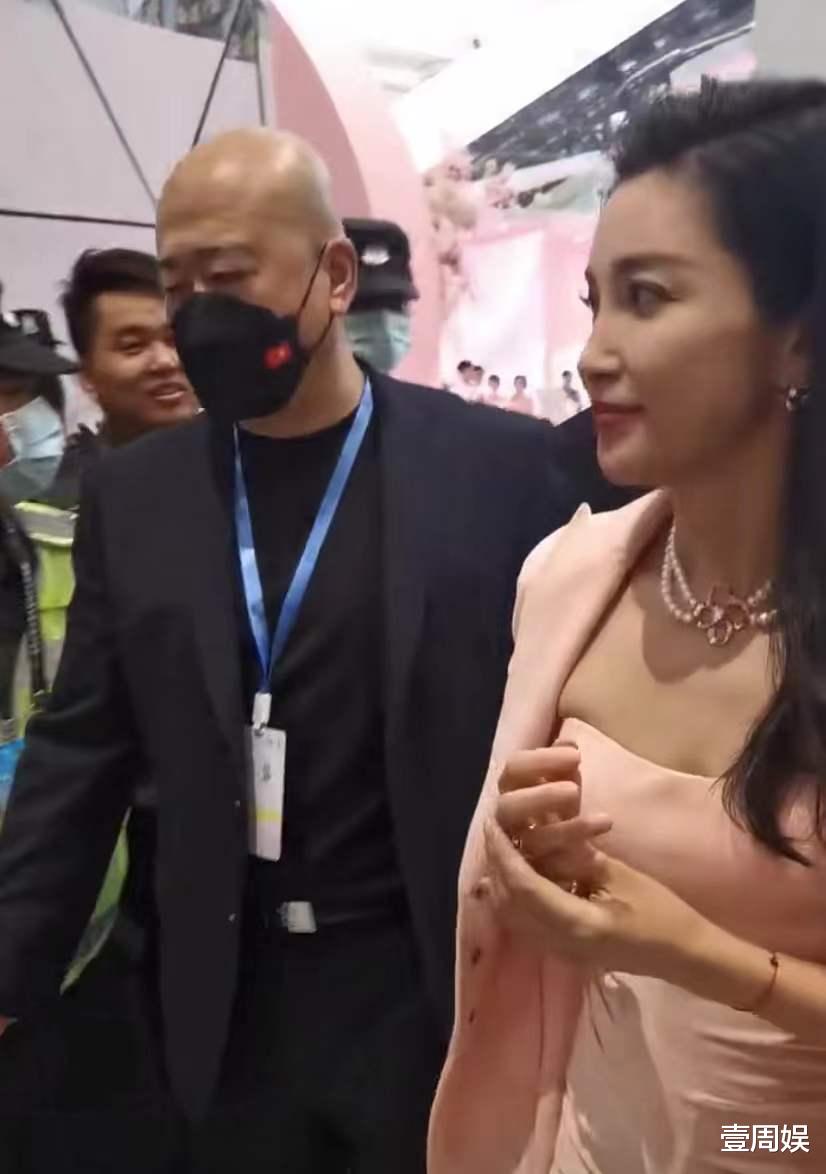李冰冰|李冰冰现身活动捞金，跟秦岚有的一拼，助理跪着为她举话筒？