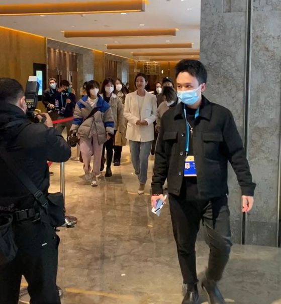 周雨彤|厦门：周雨彤现身发布会，现场没什么人围观，“闽南人不追星”