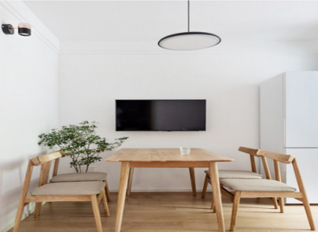 88平现代风二居室,纯粹的白调,温暖的木调构成收纳空间主色调