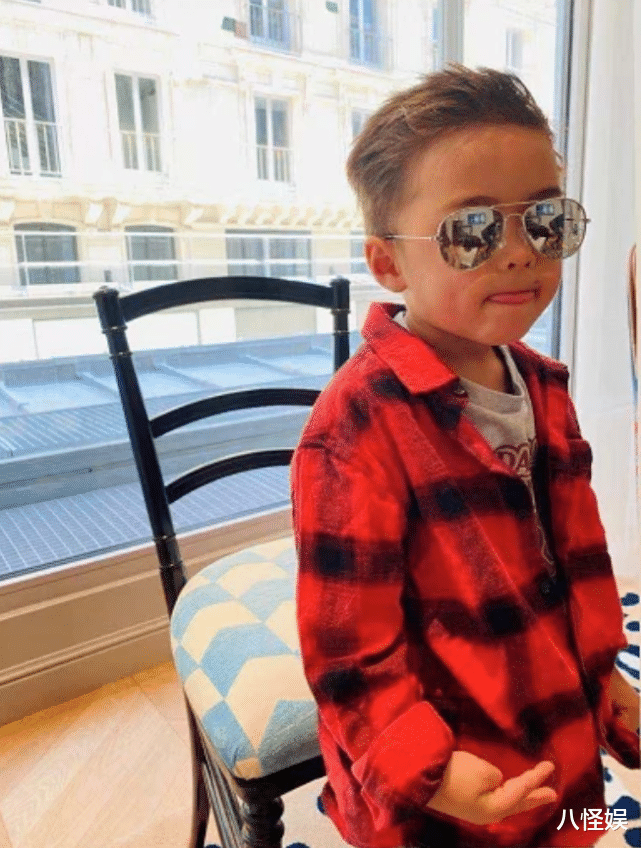 周杰伦|周杰伦晒儿女开心玩耍照，6岁海瑟薇长发飘飘好淑女，小长腿初现