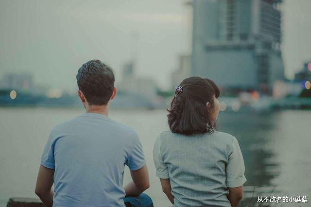 可转换债券 男子当街求放过,女子哭喊:当初你说会娶我的,男友:娶不起!