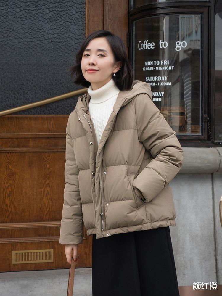 颜红橙 秋冬想要穿得保暖又时尚，用羽绒服搭配牛仔裤或半身裙，高级洋气