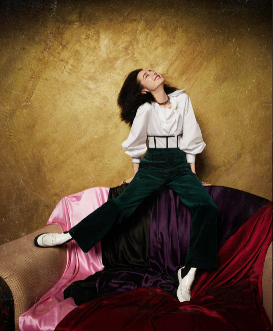 大时尚大观点 白百何对镜自拍,简单便服穿出高级感,依旧是“气质女神”