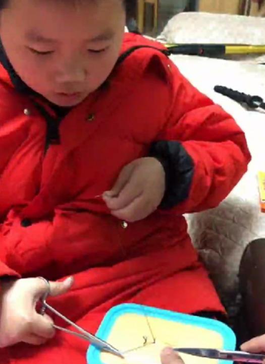 太原|小学生考试时试卷破了，刻在DNA里的技能觉醒，竟用头发缝起来了
