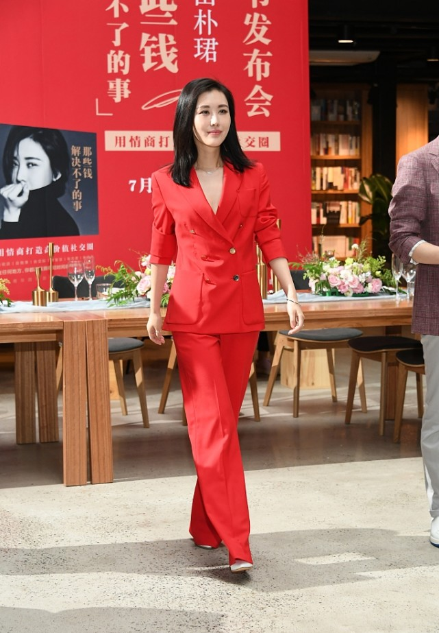BiuFashion|王石的女人真会穿，正装上身气场十足，独当一面的风范挺撩人