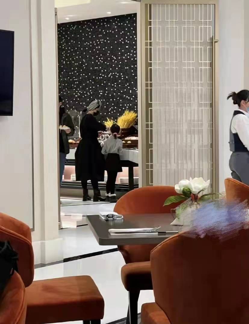 黄磊|黄磊一家出游被偶遇，小儿子呆头呆脑罕露面，妻女气质出众惹人羡