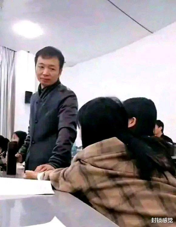 女学生|大学中医课上，老师给女学生“号脉”，不料笑容却逐渐“凝固”