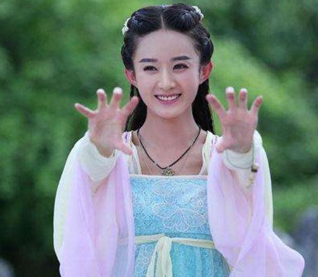 赵丽颖|女明星的手，赵丽颖的手是比较肉肉的那种，就是大家常说的包子手啦~