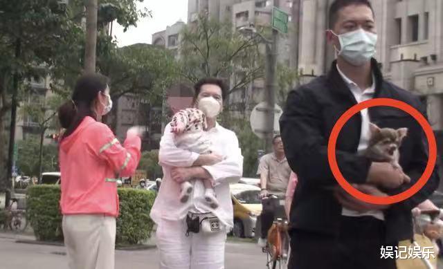 郭碧婷|郭碧婷抱女儿逛公园，公公向华强接过孙女，cora伸小手找妈妈超萌