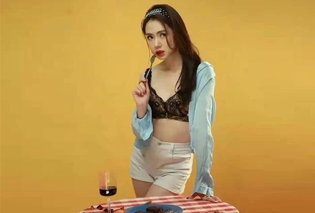 戚薇|戚薇穿露脐装拍大片，“小腹隆起”引起热议，网友：该减肥了吧