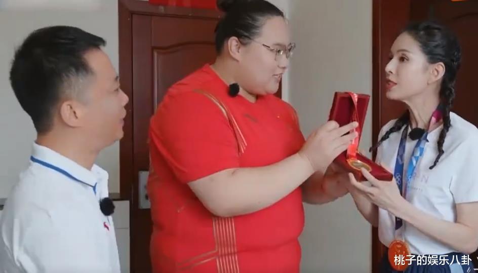 陈小纭|李若彤坚持健身20年状态好年轻，55岁解锁新身份，奥运冠军以金牌相赠