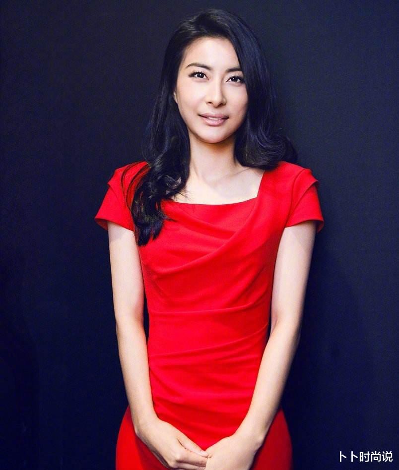 王力宏|郭晶晶“变了”，一改作风穿斜肩紧身裙秀好身材，气质高雅显大气