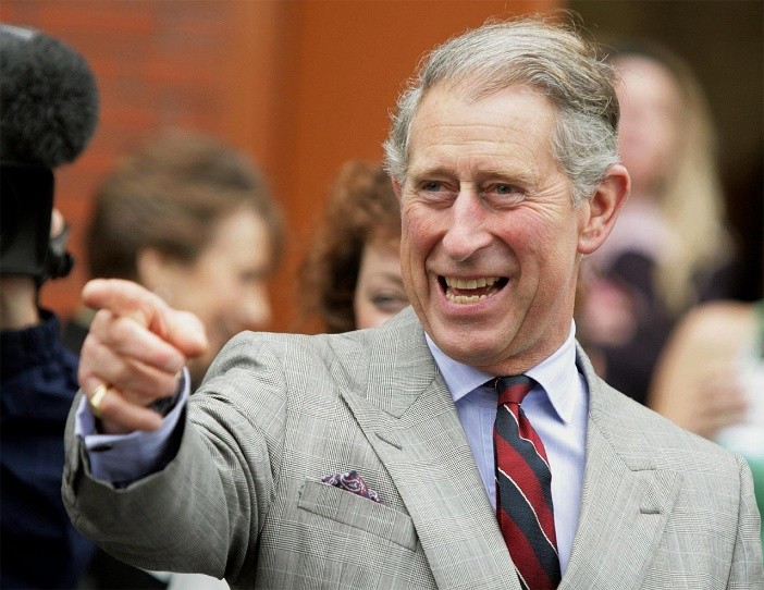 日本|71岁查尔斯访问印度，脱下鞋袜双脚肿得像馒头，为何他手脚都红肿