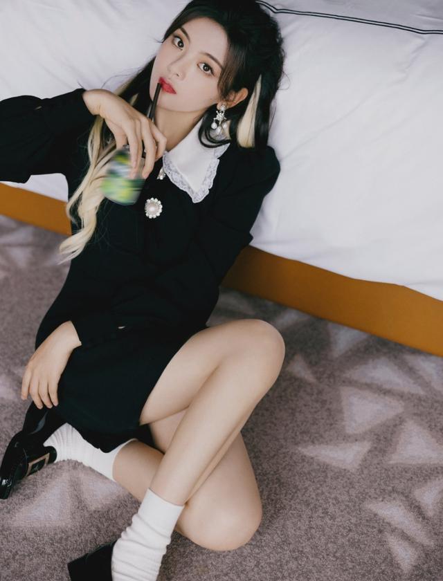 旗袍公馆|杨超越这腿真优越,穿小黑裙踩厚底鞋,双腿又细又长又直