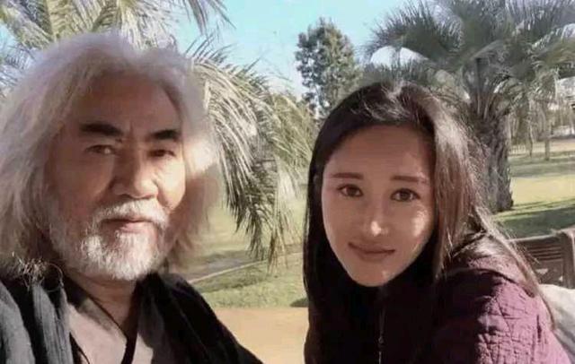 张纪中|张纪中再和小31岁娇妻花式秀恩爱，女方无奈摇头，网友评论太犀利
