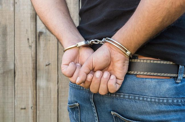 男子邀约按摩女吃饭,趁其酒醉用手猛抠私处致使对方受伤身亡