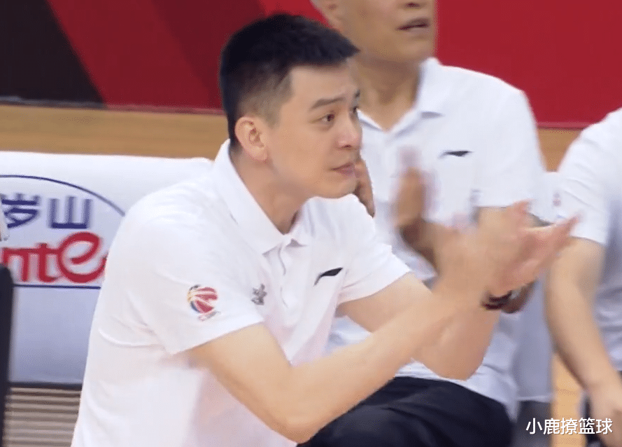 广东男篮|狂轰33+10！广东三叉戟齐爆发，郭艾伦9中2被锁死，杨鸣不满防守