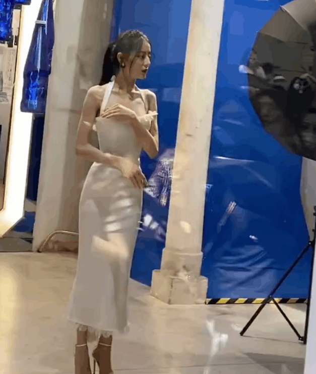 迪丽热巴|看完张天爱尤物般的身材，才发现热巴身材有P图嫌疑：囧