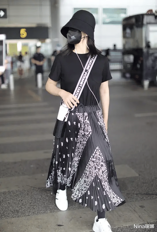 Nina昵娜|40岁谢娜二胎后恢复神速！穿T恤配折扇裙，高龄产妇成熟曲线动人