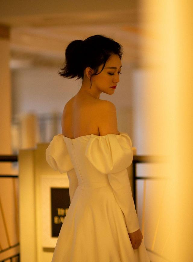 孟非|组图：李小冉写真照，性感饱满，令人怜爱！