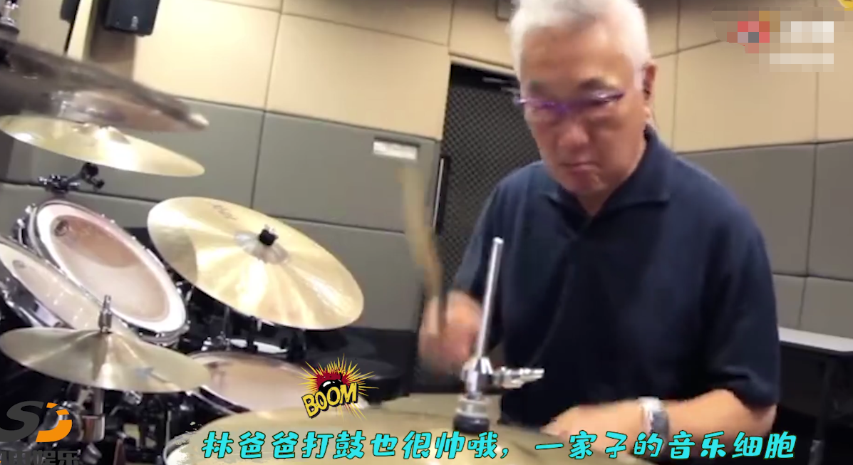 林俊杰|知名天王和父亲熬成兄弟，老爸满头白发却冻龄，两人穿着富气外漏