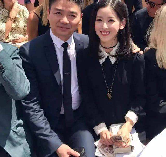 章泽天|28岁章泽天晒女儿合照，47岁刘强东露背影，二胎时间成疑