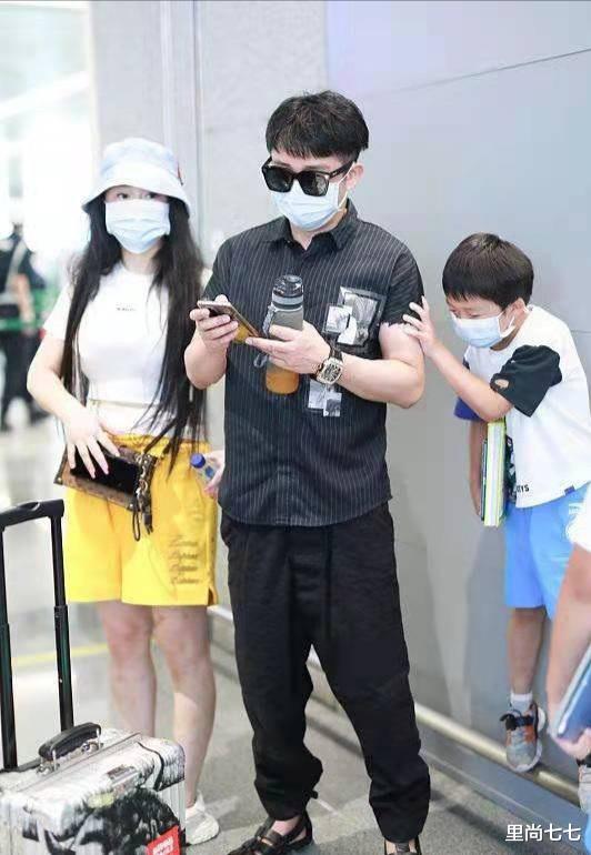里尚七七|邹市明一家走机场，冉莹颖穿着清凉腿部淤青，轩轩体格比爸还壮
