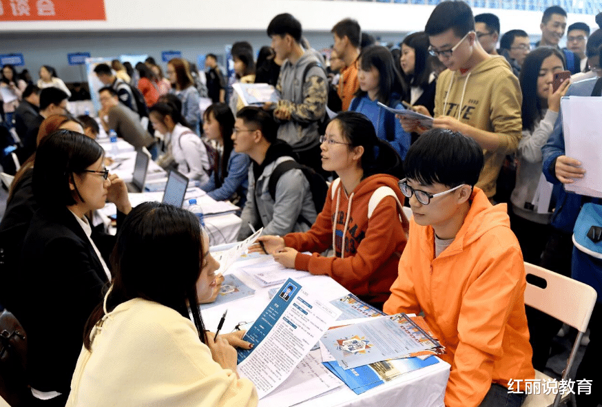 国企|只有义务教育的丁真被国企录用，大学生调侃：学历高不如长相好