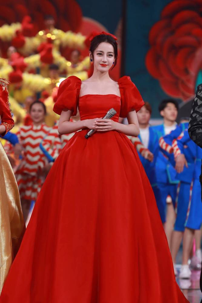 迪丽热巴|迪丽热巴逛迪士尼，秀绝美路人颜