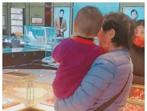 路边社独家消息:杜大娘给熊磊庆生,父母缺席另有原因