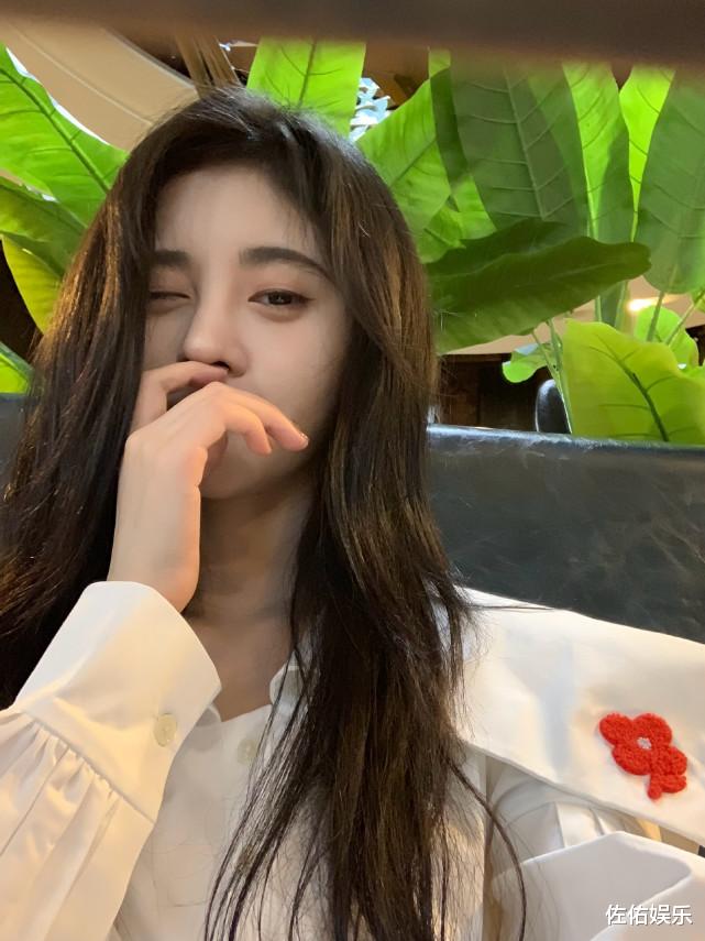 鞠婧祎|鞠婧祎分享出浴美照，大秀香肩上演锁骨杀，眼神魅惑好撩人