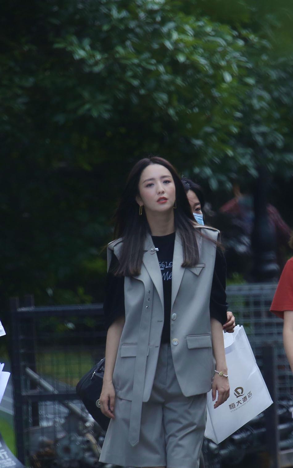 美搭刊报|佟丽娅金晨孟美岐同框，年纪大成了优势，网友：还是简简单单最美