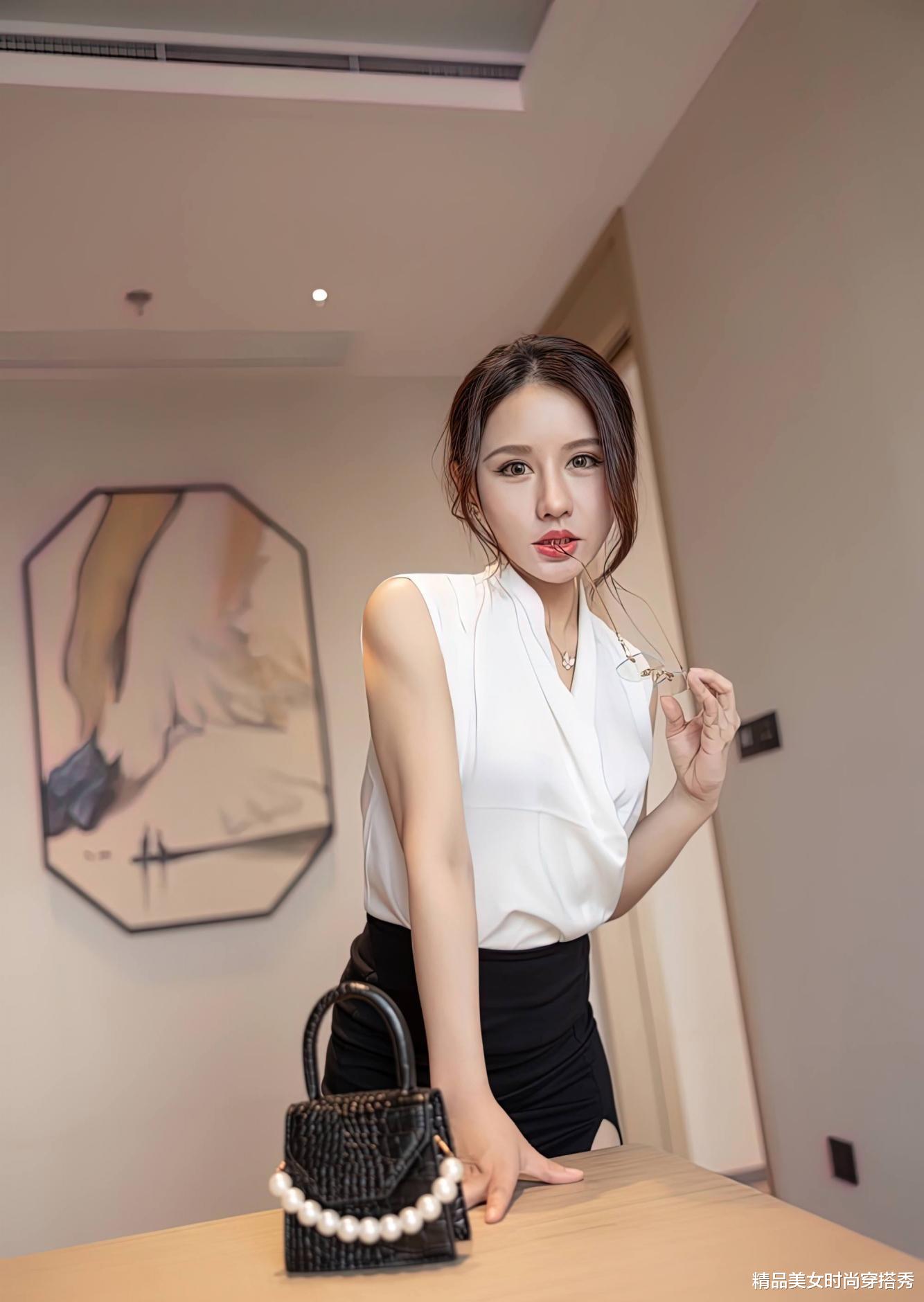 杨幂|黑与白的搭配一直备受职场女性的喜爱，经典耐看