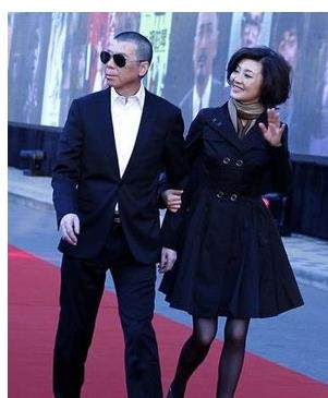 冯小刚|冯小刚饭局的一张照片曝光，乖乖地抱在怀里，徐帆不敢插嘴