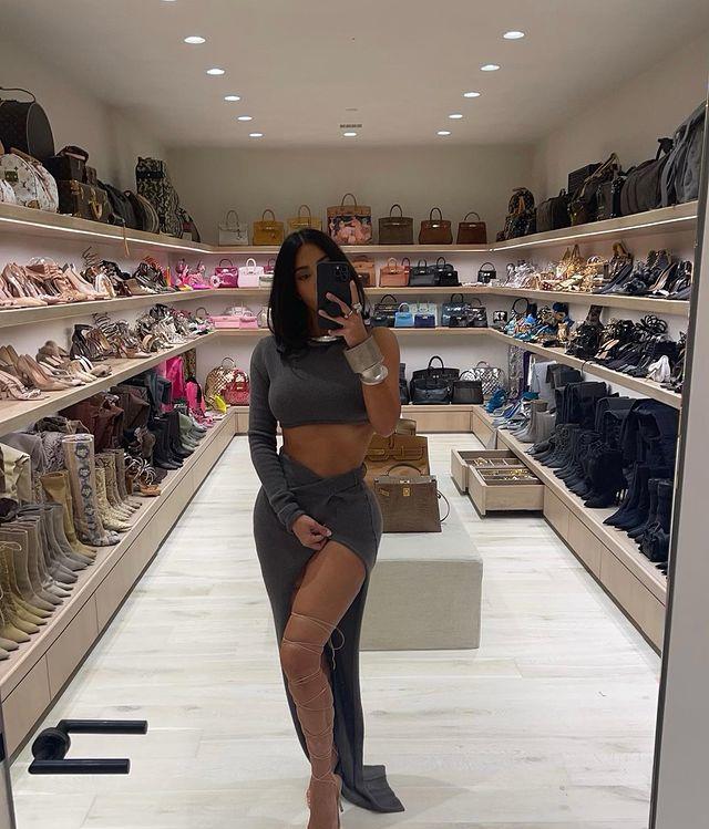 贾静雯|41岁金·卡戴珊晒甜睡照，回顾勤奋的自己，鞋包间让大码超模羡慕