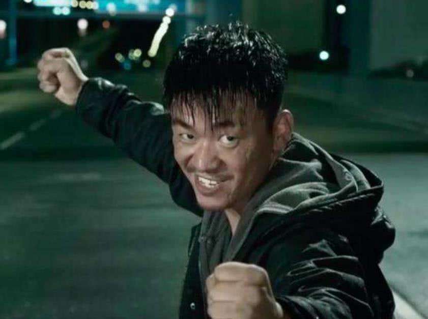 王宝强|39岁王宝强很少在飞机场露面！白色衣服肤色偏暗耐心等待没大牌