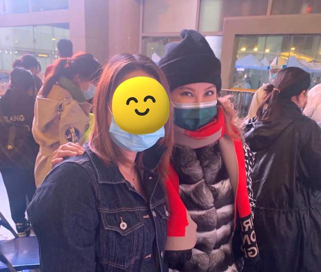 李玟|46岁李玟独自回内地无保镖，涂绿色眼影显夸张，与粉丝合照太亲切