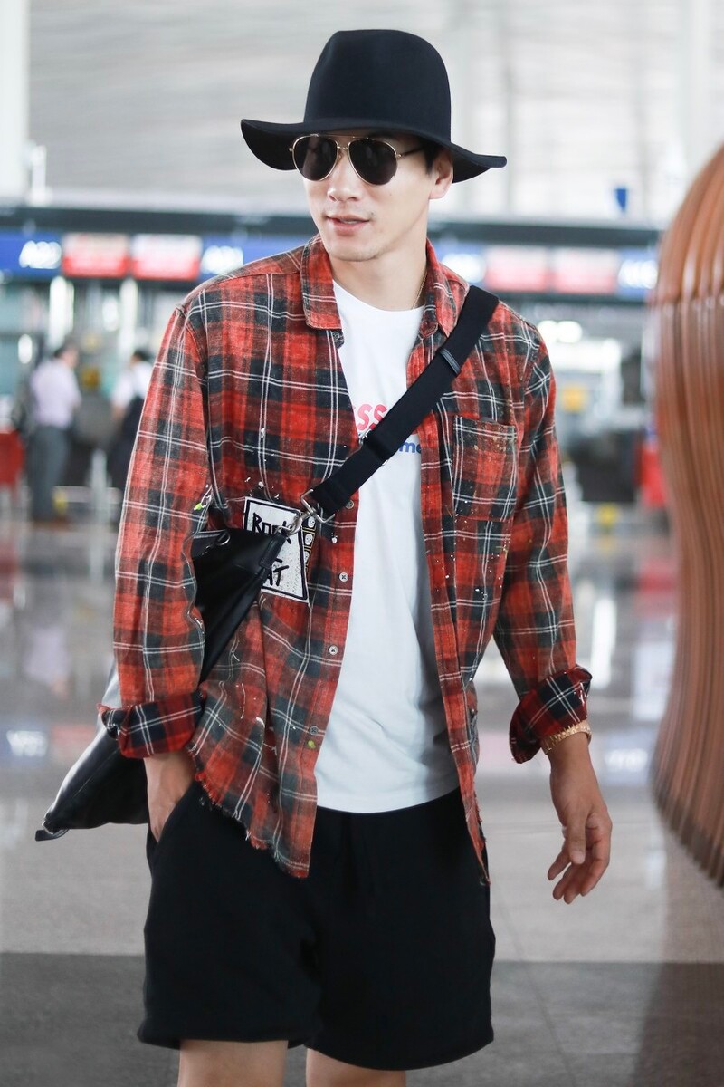 男士穿衣搭配杂志|张亮真是衣架子，上衣“大一号”也不会五五身，超模果然不一样