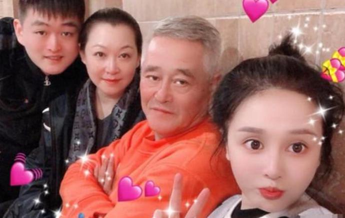 赵本山|赵本山儿子诉苦，称自家打工只挣7500，网友喊话没你爹750都费