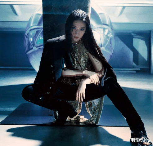 刘亦菲|刘亦菲新造型一改往日风格，蓝绿色睫毛，冷艳感十足！