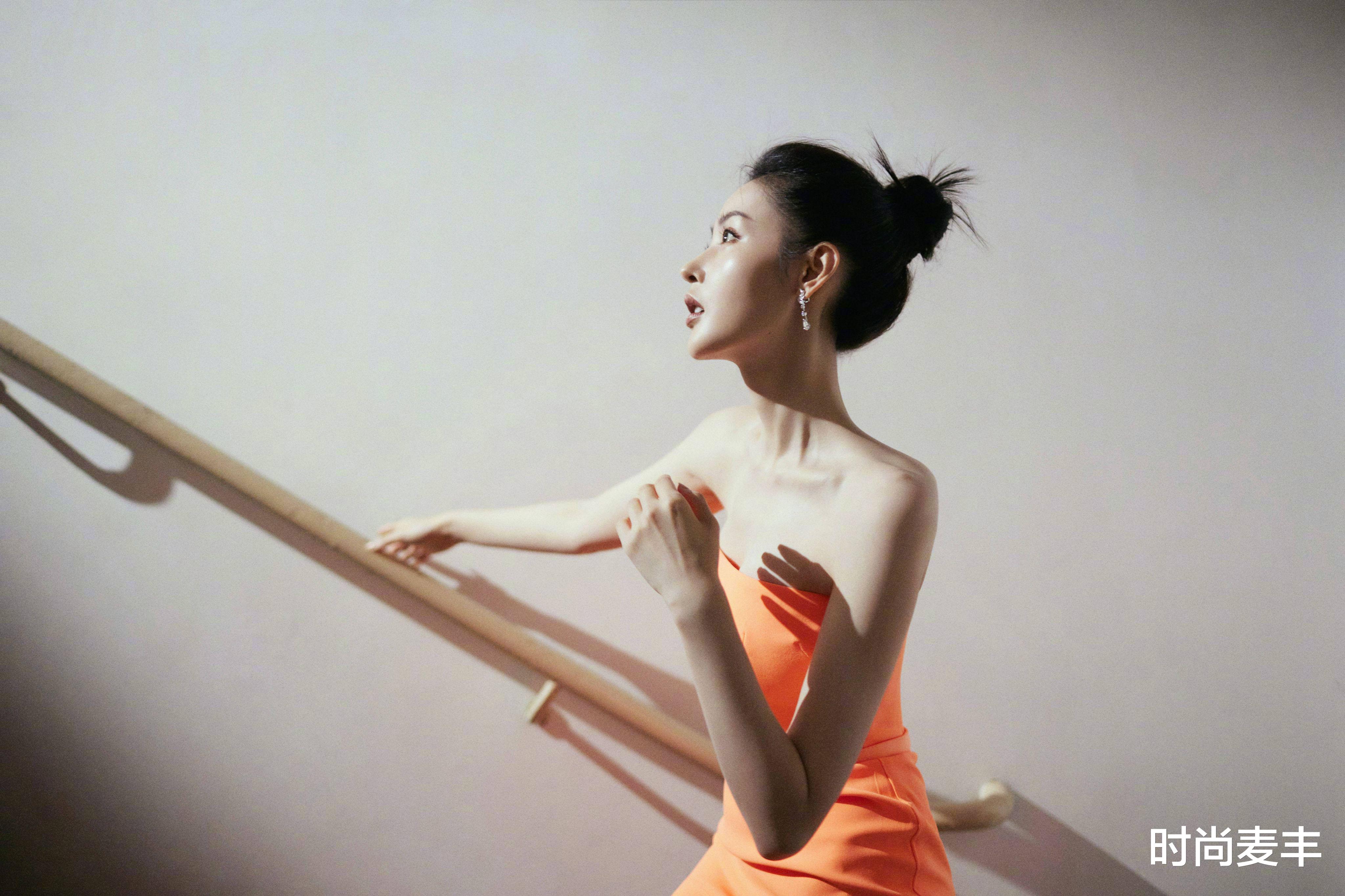 时尚麦丰|张天爱这是要女团出道吗？小香风绿色吊带露出小蛮腰，性感又显腿长