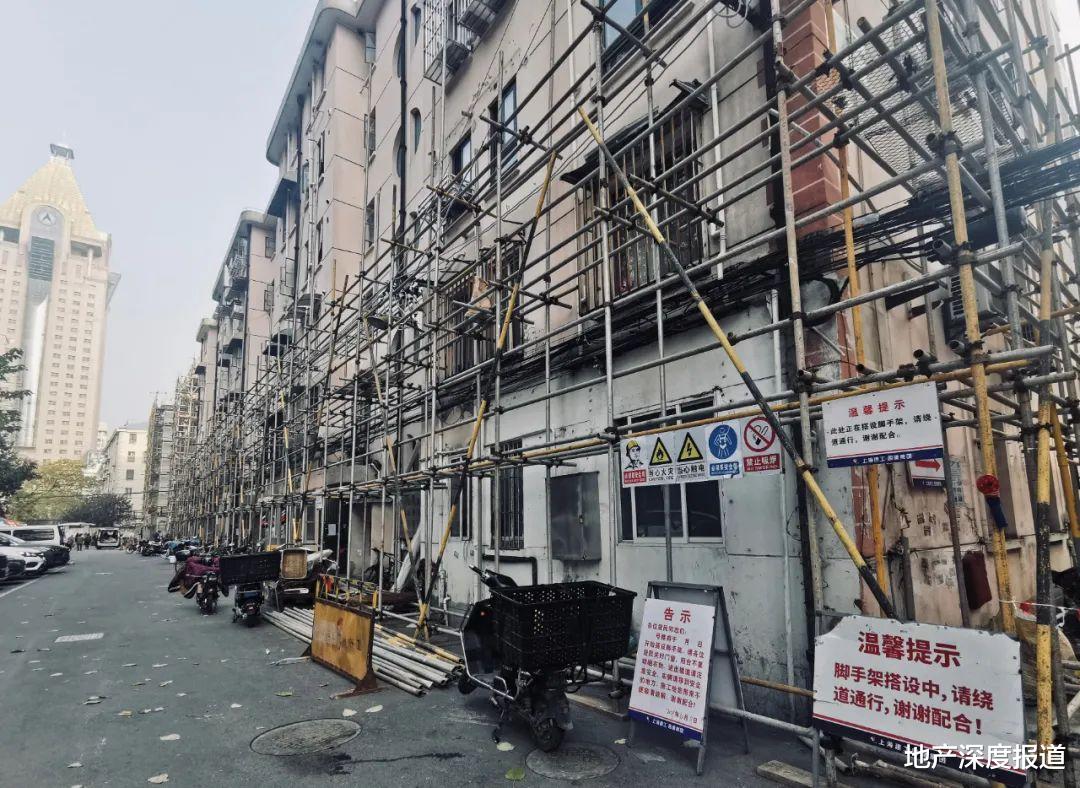 那个一夜卖光 93 套老公房的浦城小区被暂停网签了……