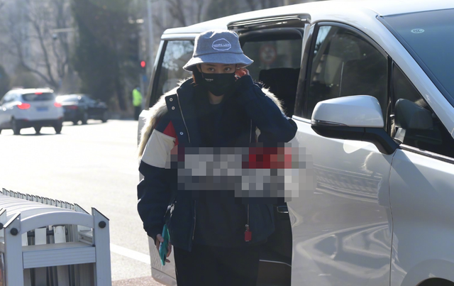 官宣|贾玲张小斐现身春晚彩排！一前一后无交流，穿着厚实低调似路人