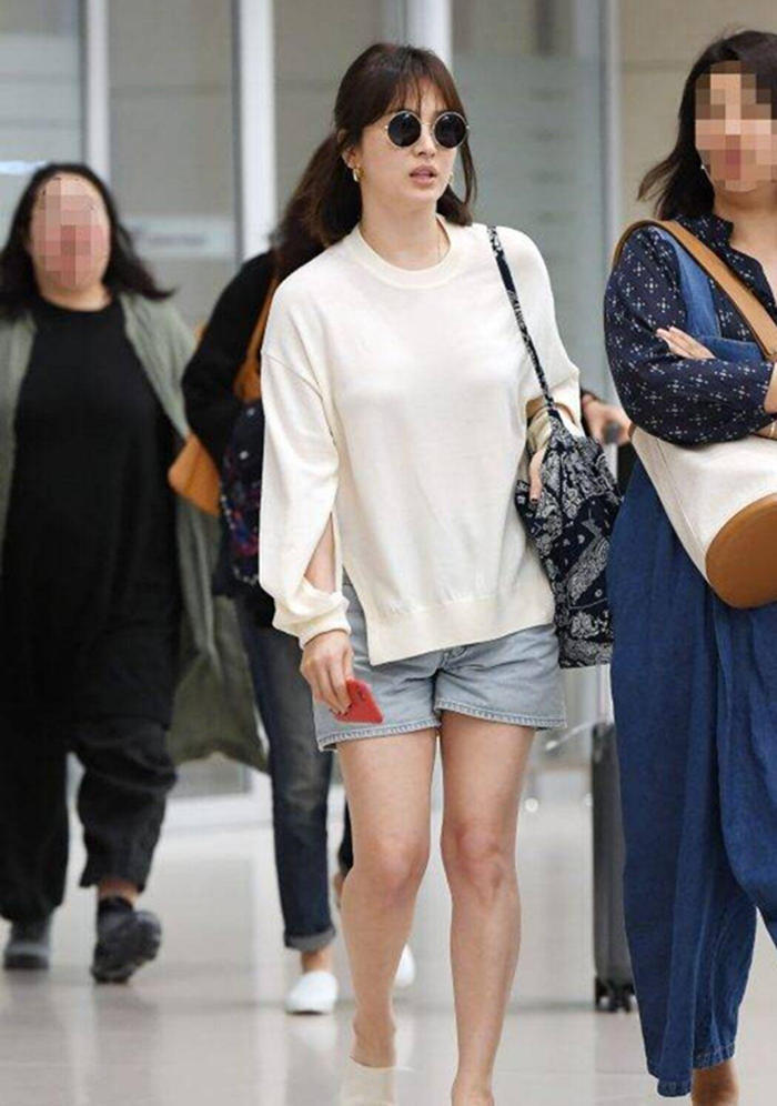 何有强|宋慧乔又“火”了,白色开叉上衣配牛仔短裤清新减龄,甜成邻家妹