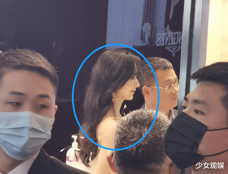 赵丽颖|赵丽颖现实生活中美不美？落地商场搞宣传，路人的举动成焦点