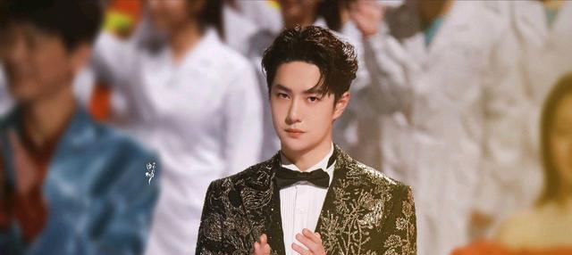 王一博|王一博所在即热度,凭一首歌的舞台表现,吊打其他整台晚会