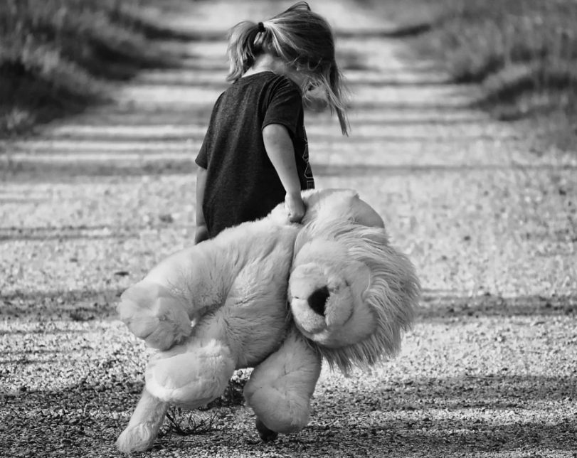 萱爸育儿经|同是孩子选择养父母，网友却声称“符合人性”，抱错和买卖大不同